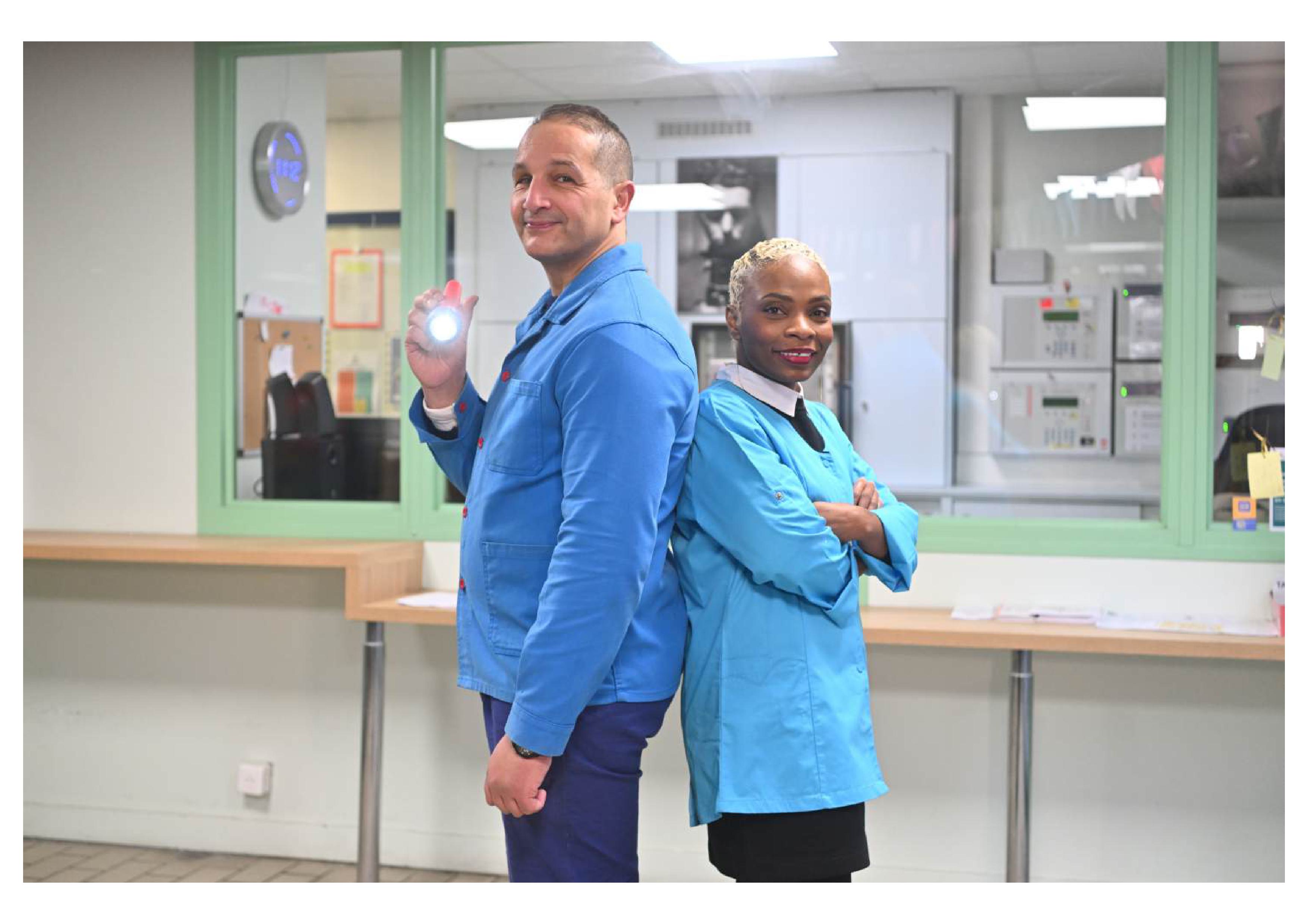 les deux ATEE se tiennent dos à dos avec leur lampe allumée et leur blouse bleue pour intervenir dans le collège