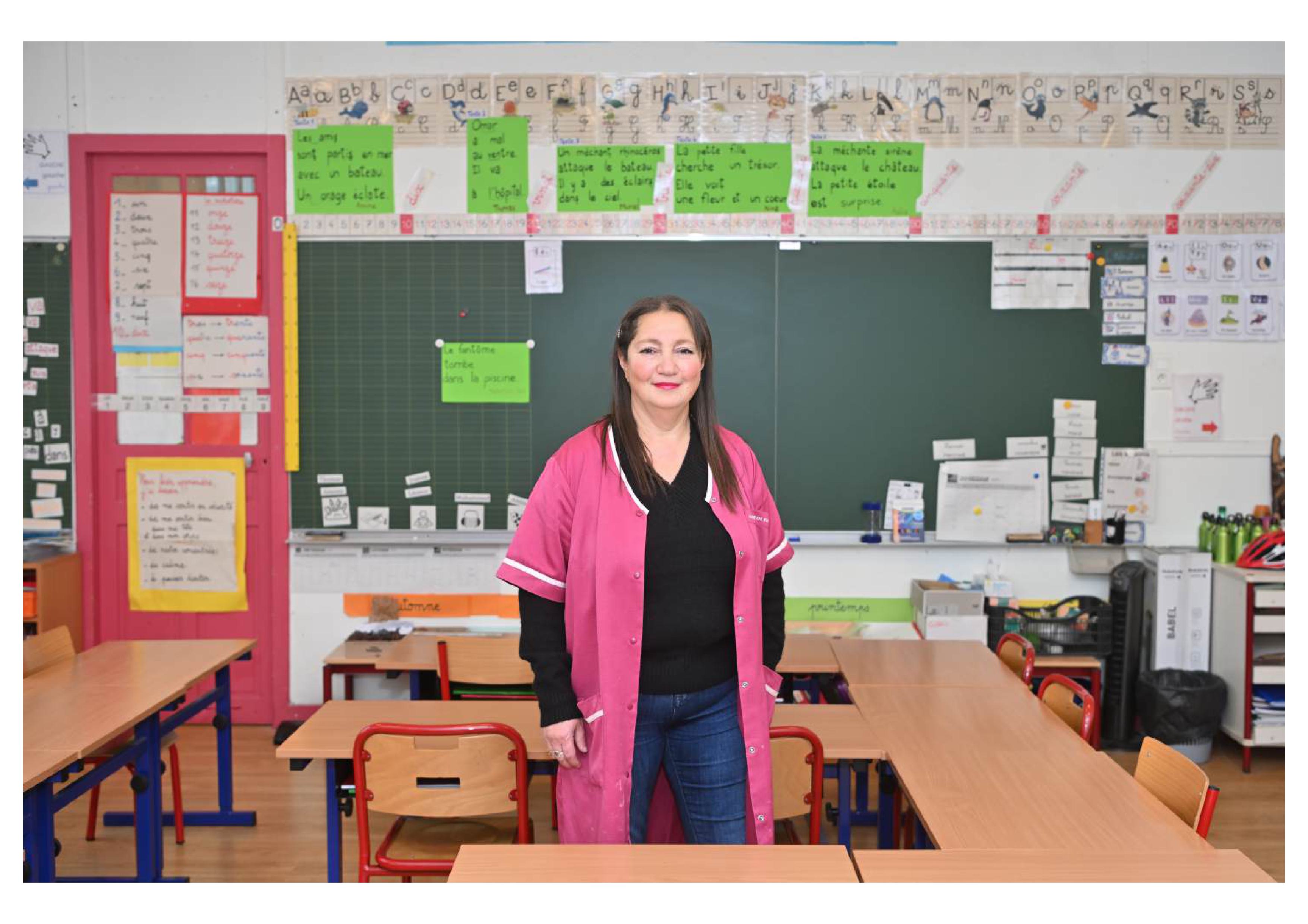 L'ate pose fièrement au milieu de la classe devant le tableau vert