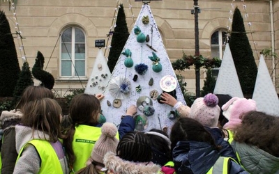 Décoration du parvis de la mairie dans le cadre de Noël autrement ver