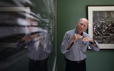 Sebastiao Salgado pose près de son travail 