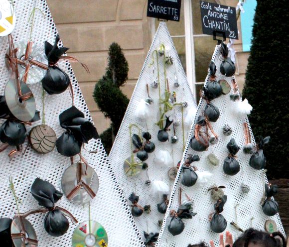 Décoration du parvis de la mairie dans le cadre de Noël autrement ver