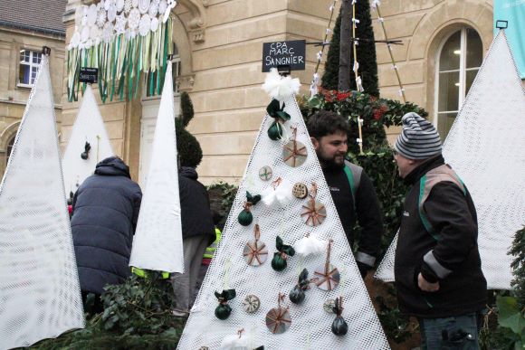 Décoration du parvis de la mairie dans le cadre de Noël autrement ver