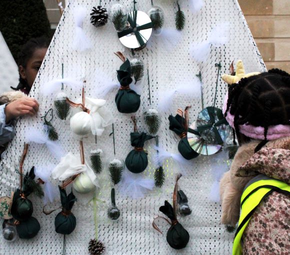 Décoration du parvis de la mairie dans le cadre de Noël autrement ver