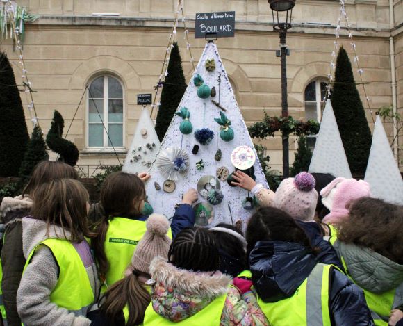 Décoration du parvis de la mairie dans le cadre de Noël autrement ver