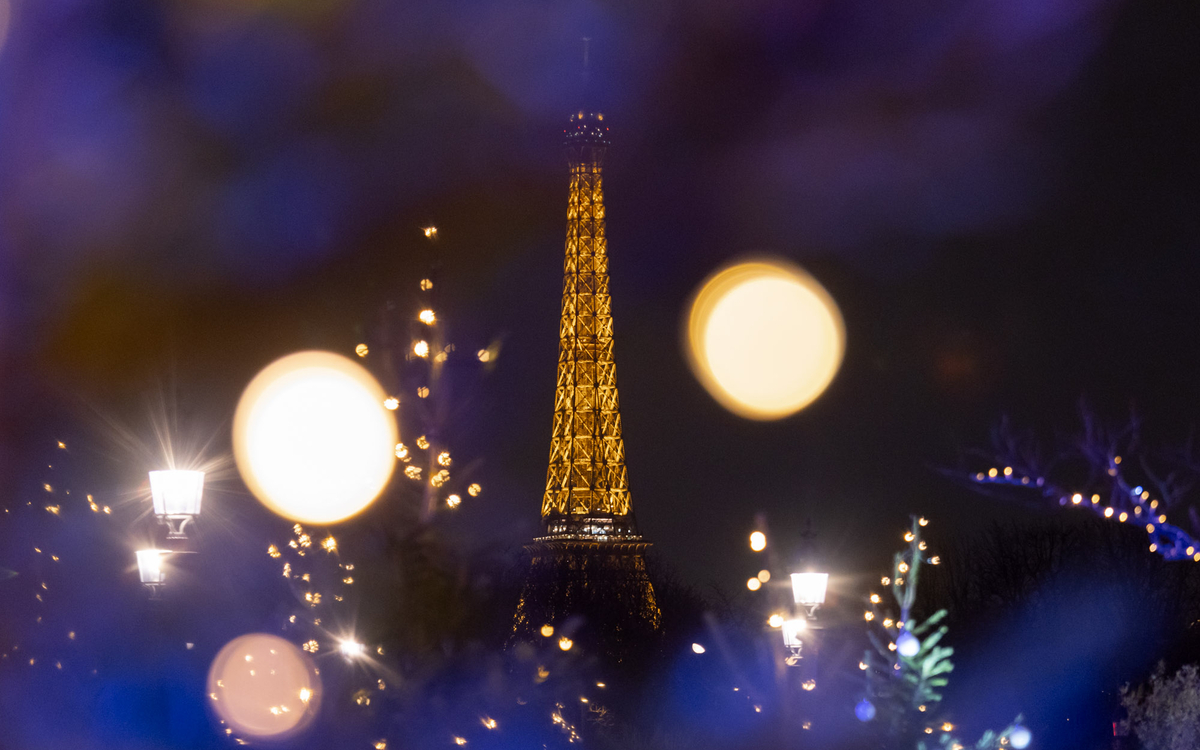 Vue sur la tour Eiffel depuis le village de Noel, place de la Concorde. 