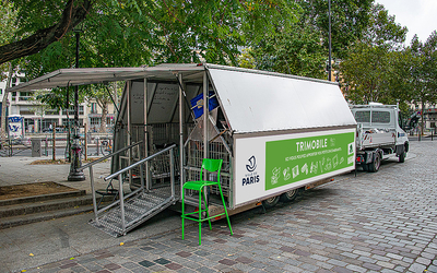 Trimobile stationné dans la rue