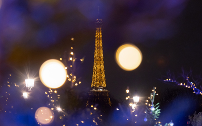 Vue sur la tour Eiffel depuis le village de Noel, place de la Concorde. 