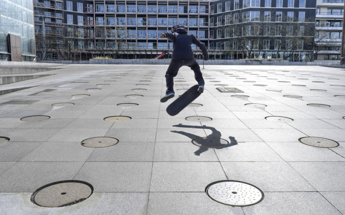 Jeune avec son skate au Parc André Citroën