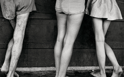 La photo fait le focus sur 3 paires de jambes à Chicago Beach