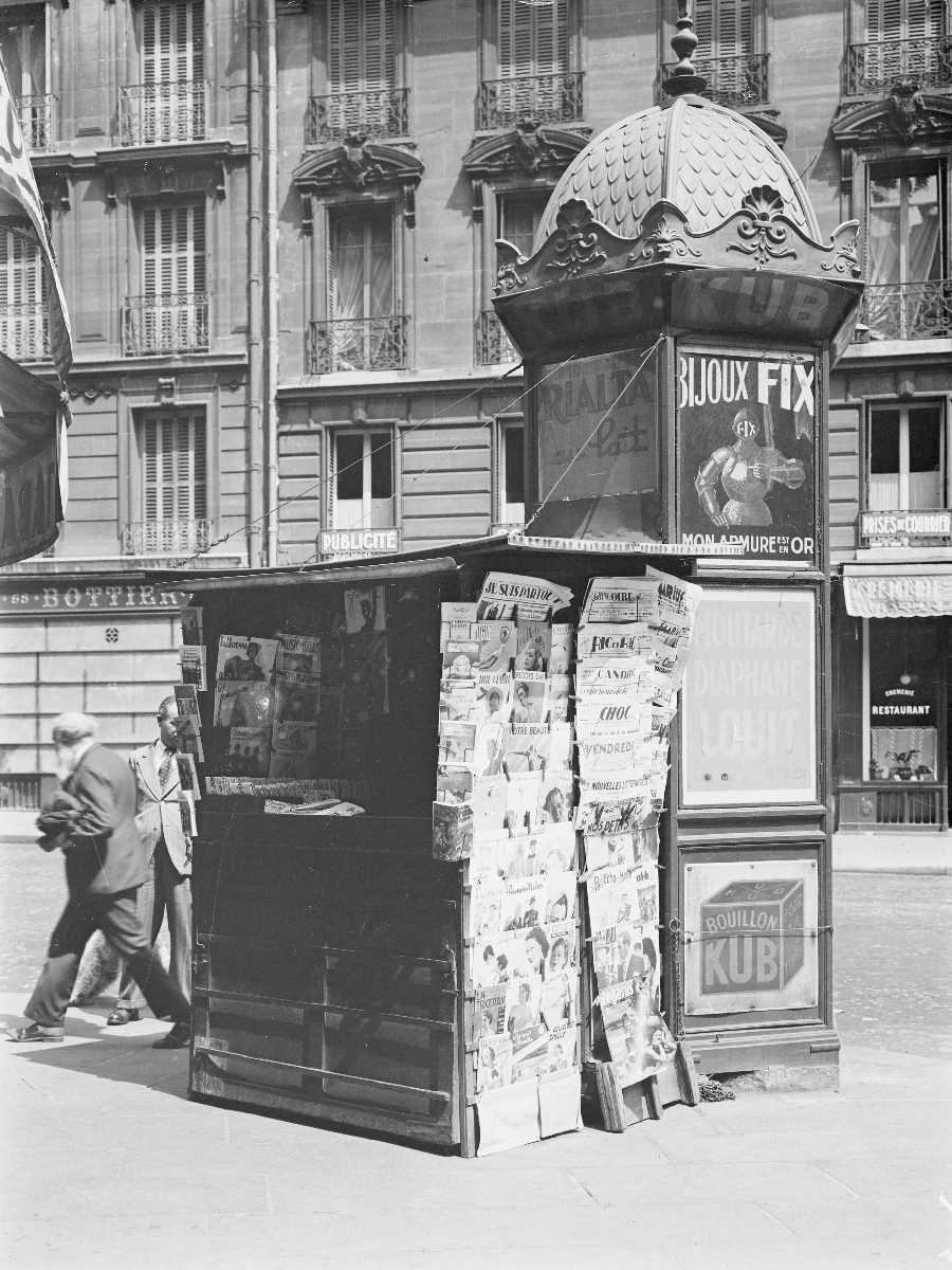 Kiosque à journaux octogonal, modèle 1859, face au 56 rue de Rome, à l'angle de la rue de Constantinople. Paris 8e arr