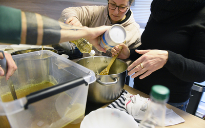 Préparation d’un risotto dans la cuisine du Marché Solidaire.  