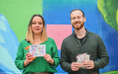 Lucile et Thomas directeurs de CLAP posent avec de dessins avec des pictogrammes destinés aux enfants en situation de handicap