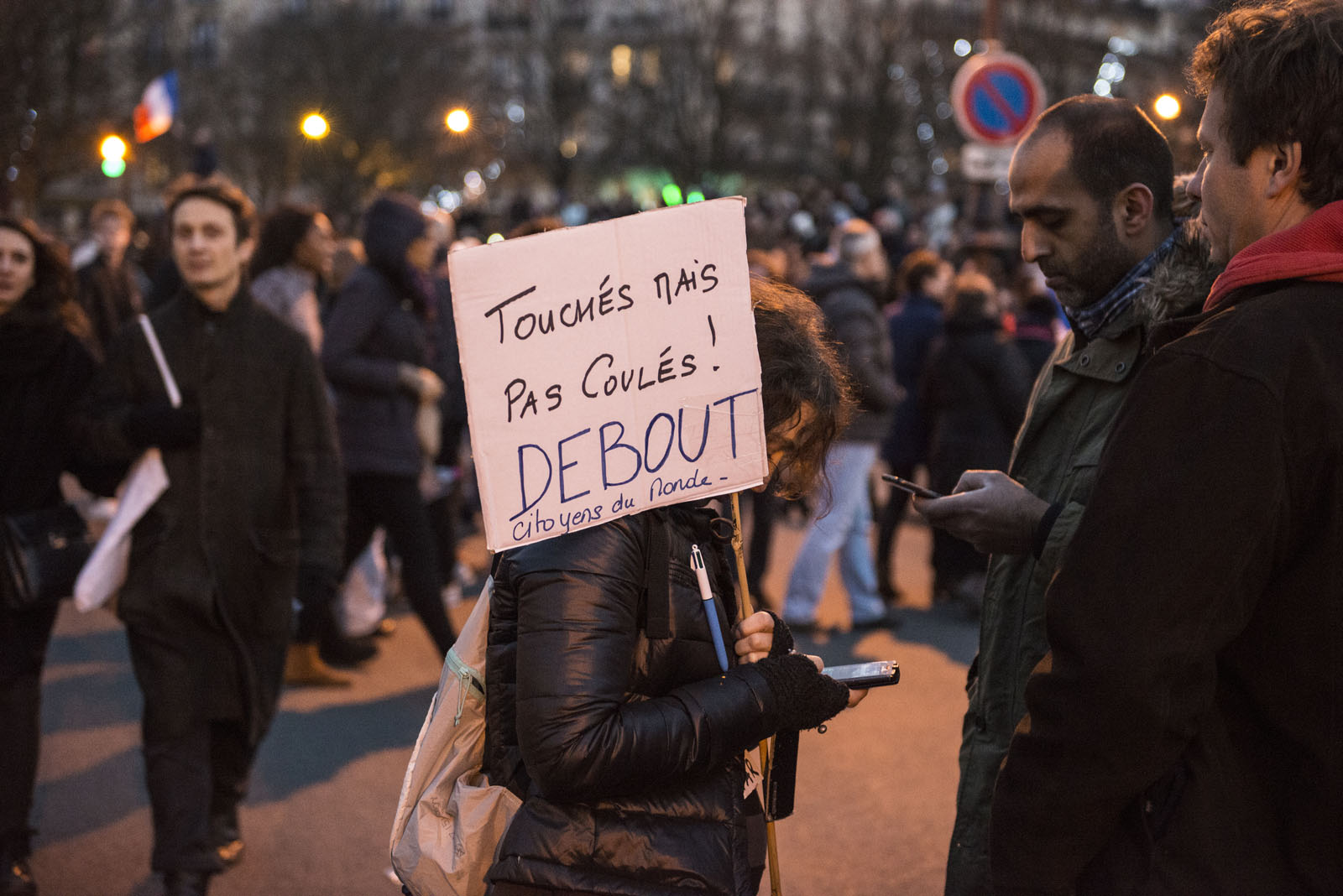 Un manifestant brandit une pancarte pendant la marche républicaine du 11 janvier 2015 "Je suis charlie"