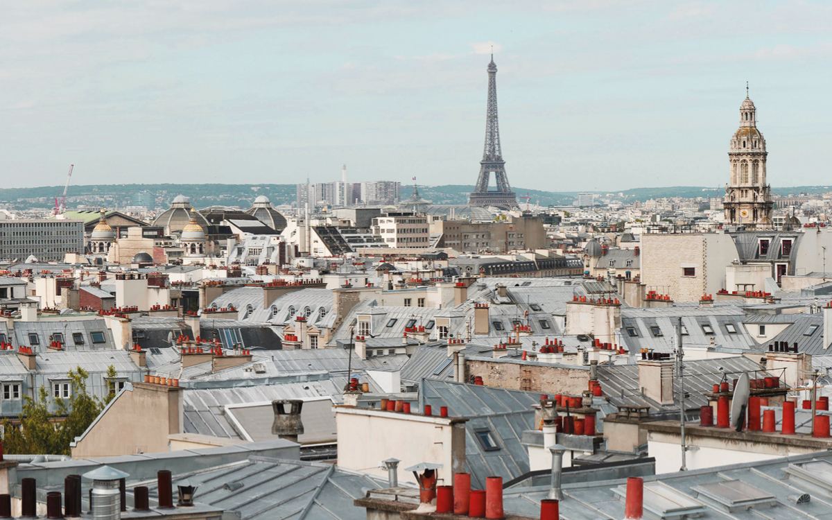 Vue des toits de Paris avec la Tour Eiffel et la Saint-Trinité en fond