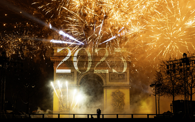 Feu d'artifice entourant l'Arc de Triomphe.