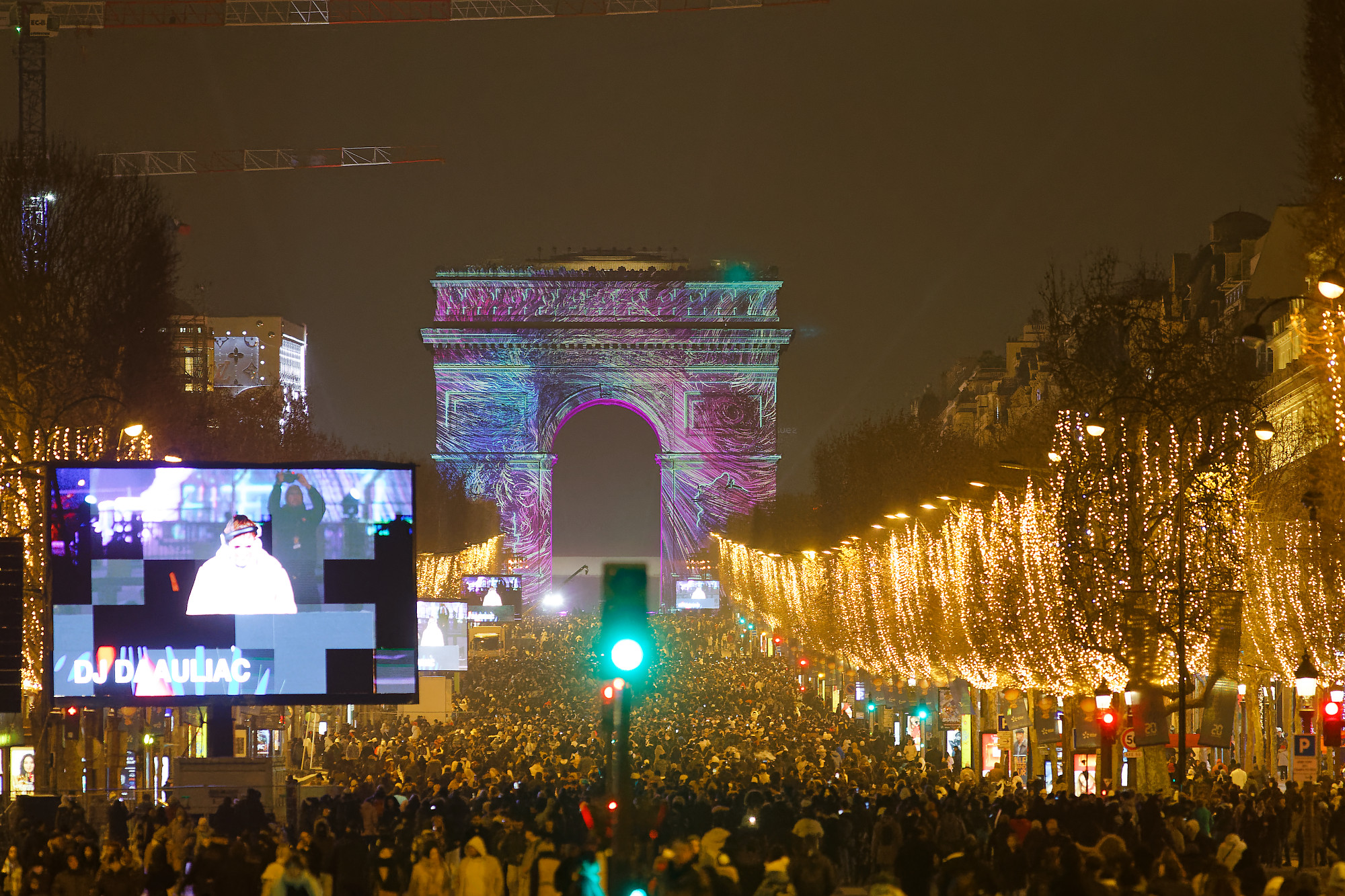 Vue large de l'Arc de Triomphe.
