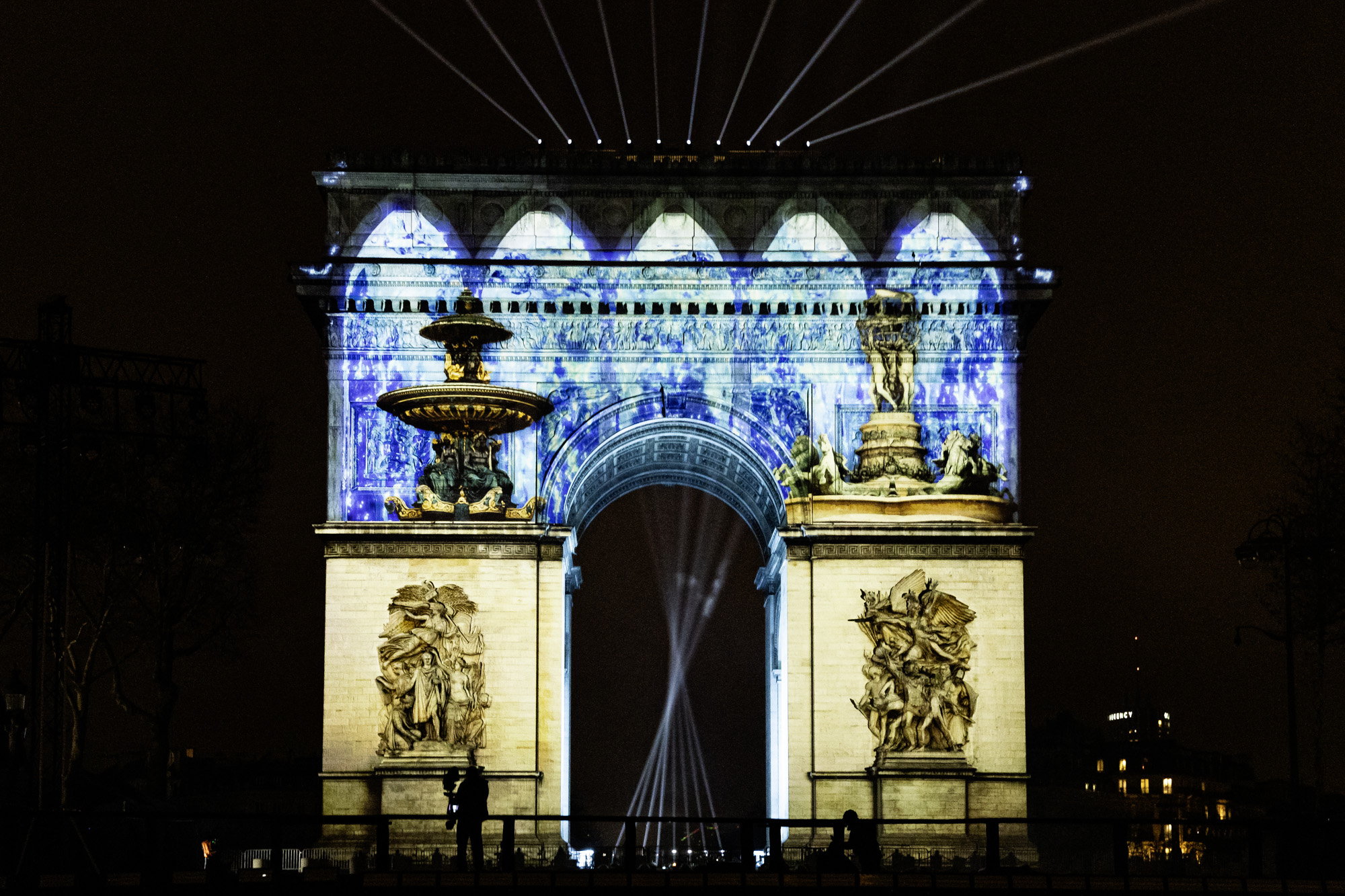 Vidéo mapping projeté sur l'Arc de Triomphe.