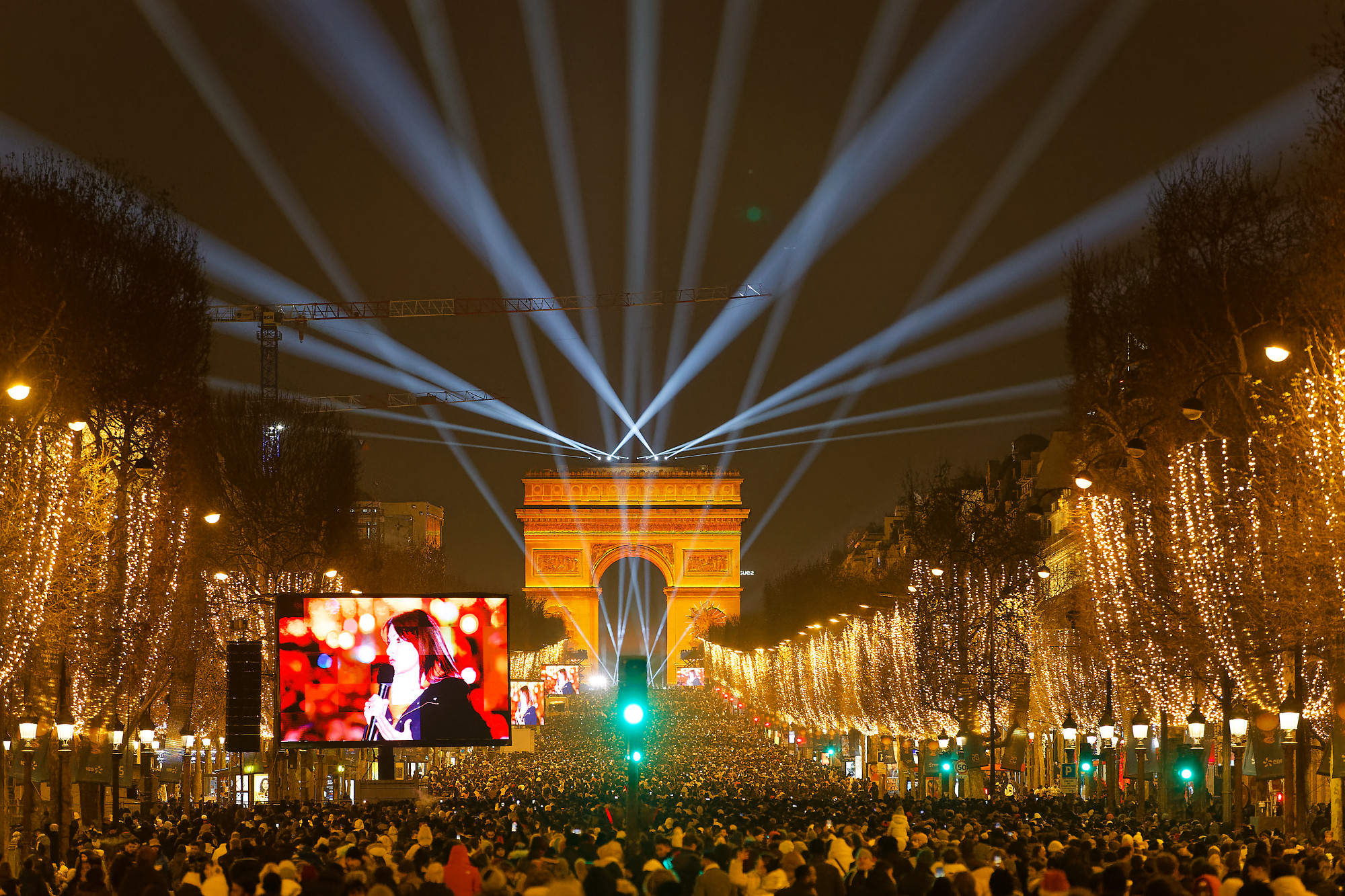 Un écran installé sur les Champs-Elysées retransmet la soirée en direct