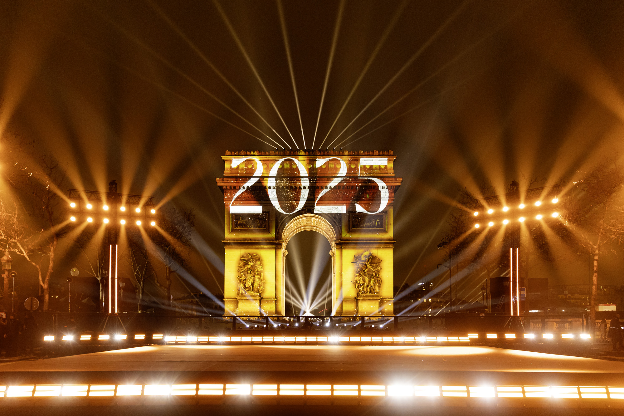 2025 s'affiche sur l'Arc de Triomphe.