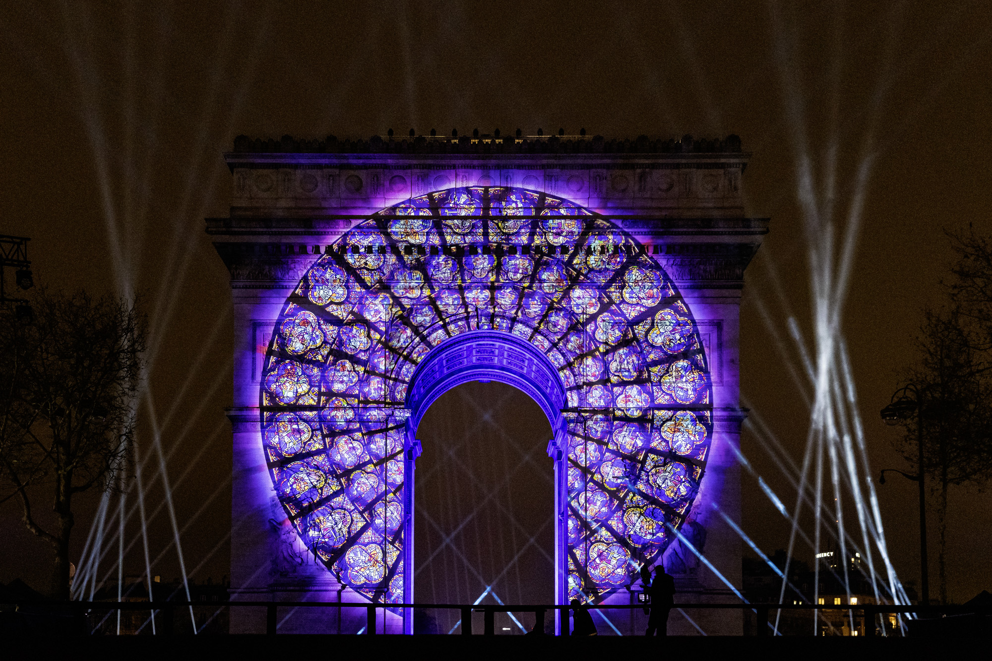 Des vitraux projetés lors de la soirée sur l'Arc de Triomphe.