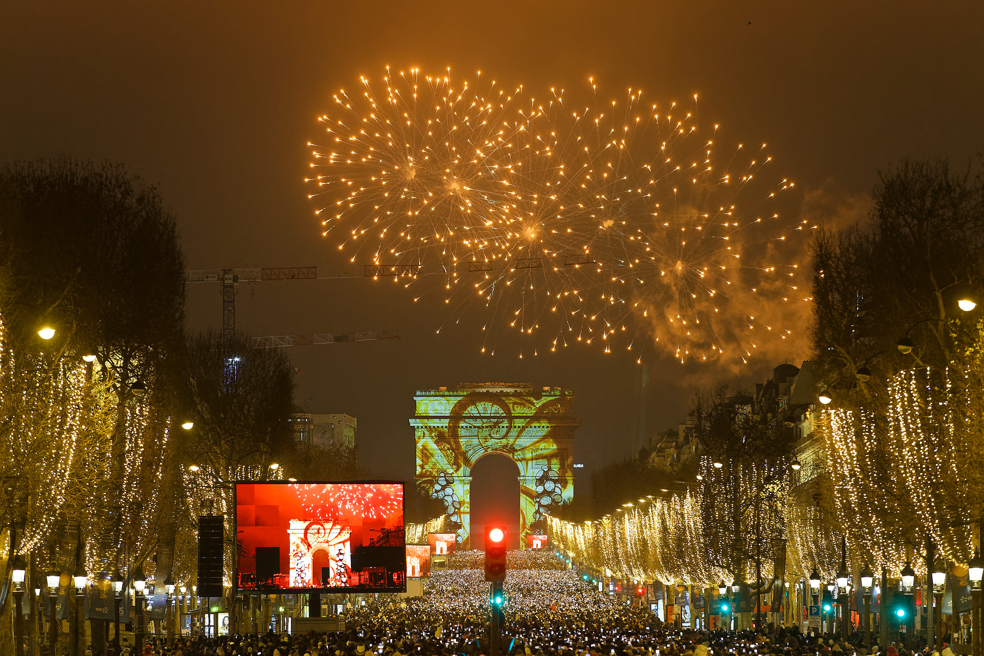 Le spectacle observé depuis les Champs-Elysées