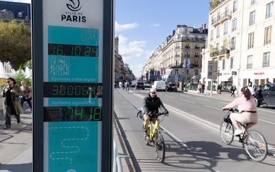 Un cycliste passe devant un totem me 16 octobre 2024