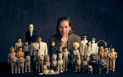 Wes Anderson pose devant des figurines de son film