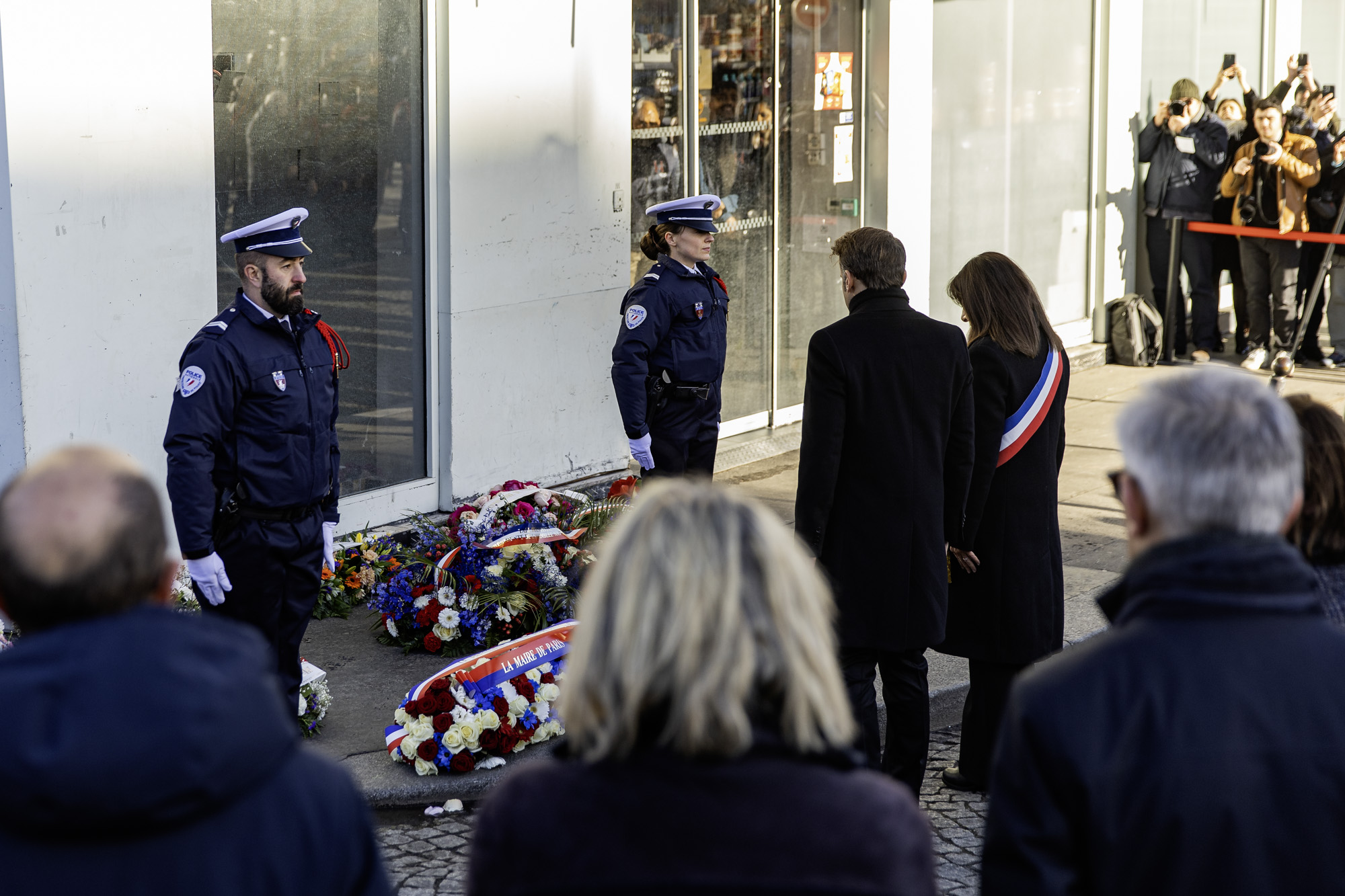 Anne Hidalgo et Emmanuel Macron lors des Commémorations Ville des attentats de janvier 2015 - Hyper Cacher 