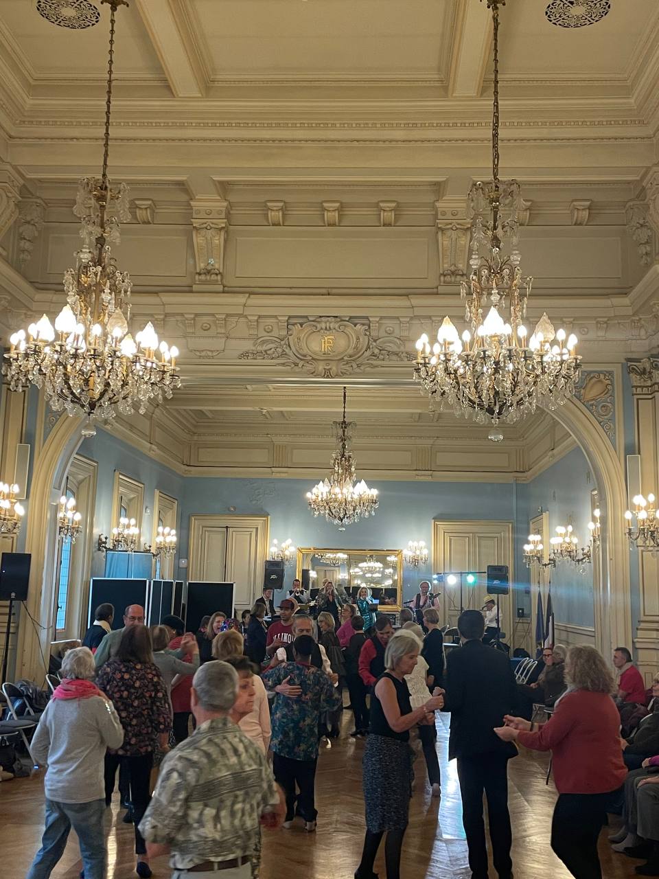Photo du Bal des seniors dans la salle des fêtes de la mairie du 20e
