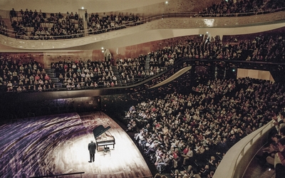 Un pianiste sur scène seul dans la grande salle