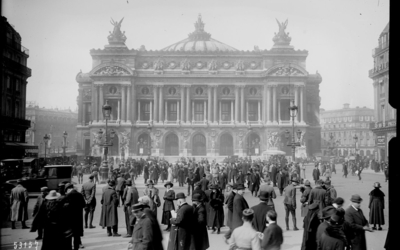 photo en noir et blanc de la foule devant l'Opéra Garnier