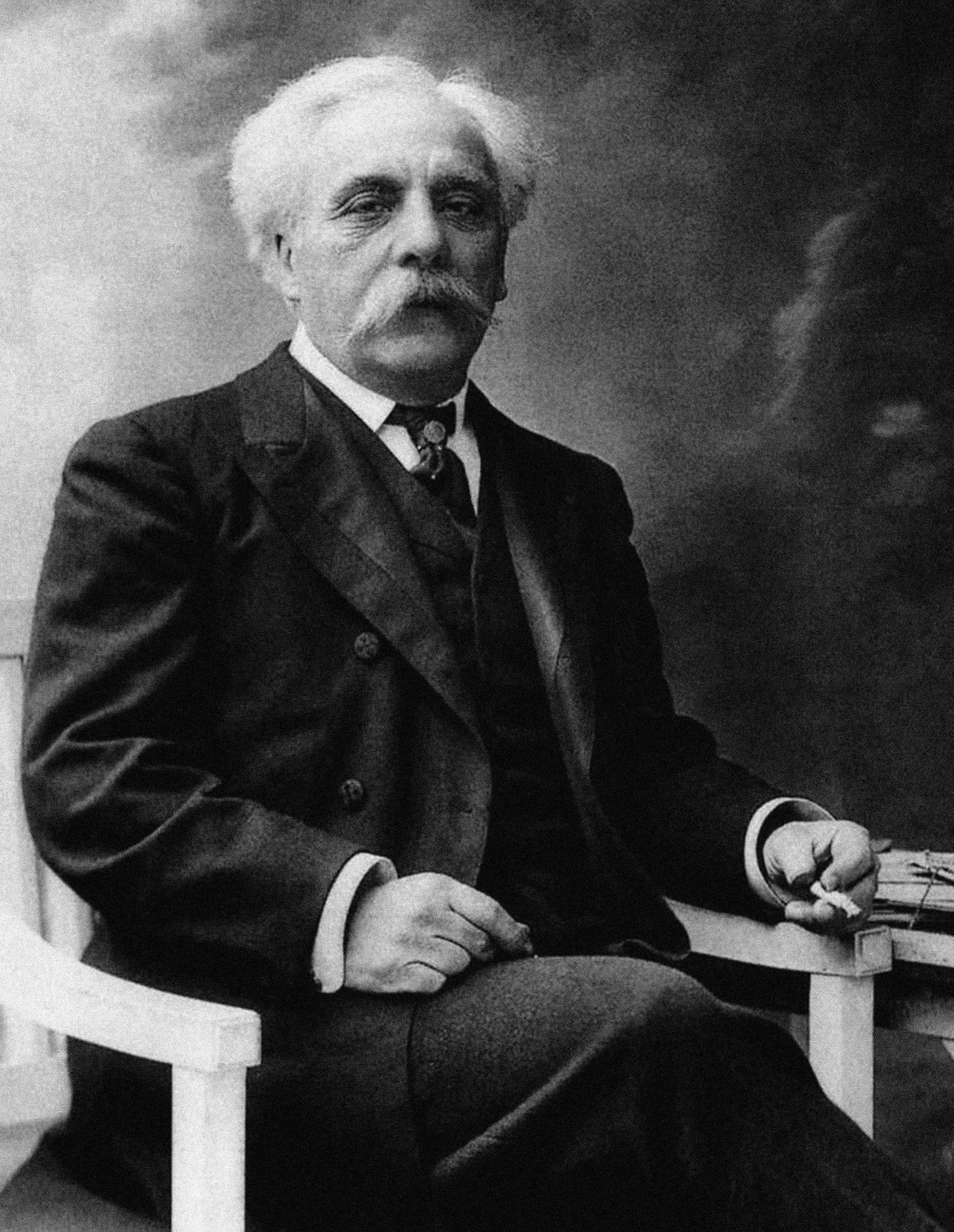 Il s'agit du compositeur Gabriel Fauré