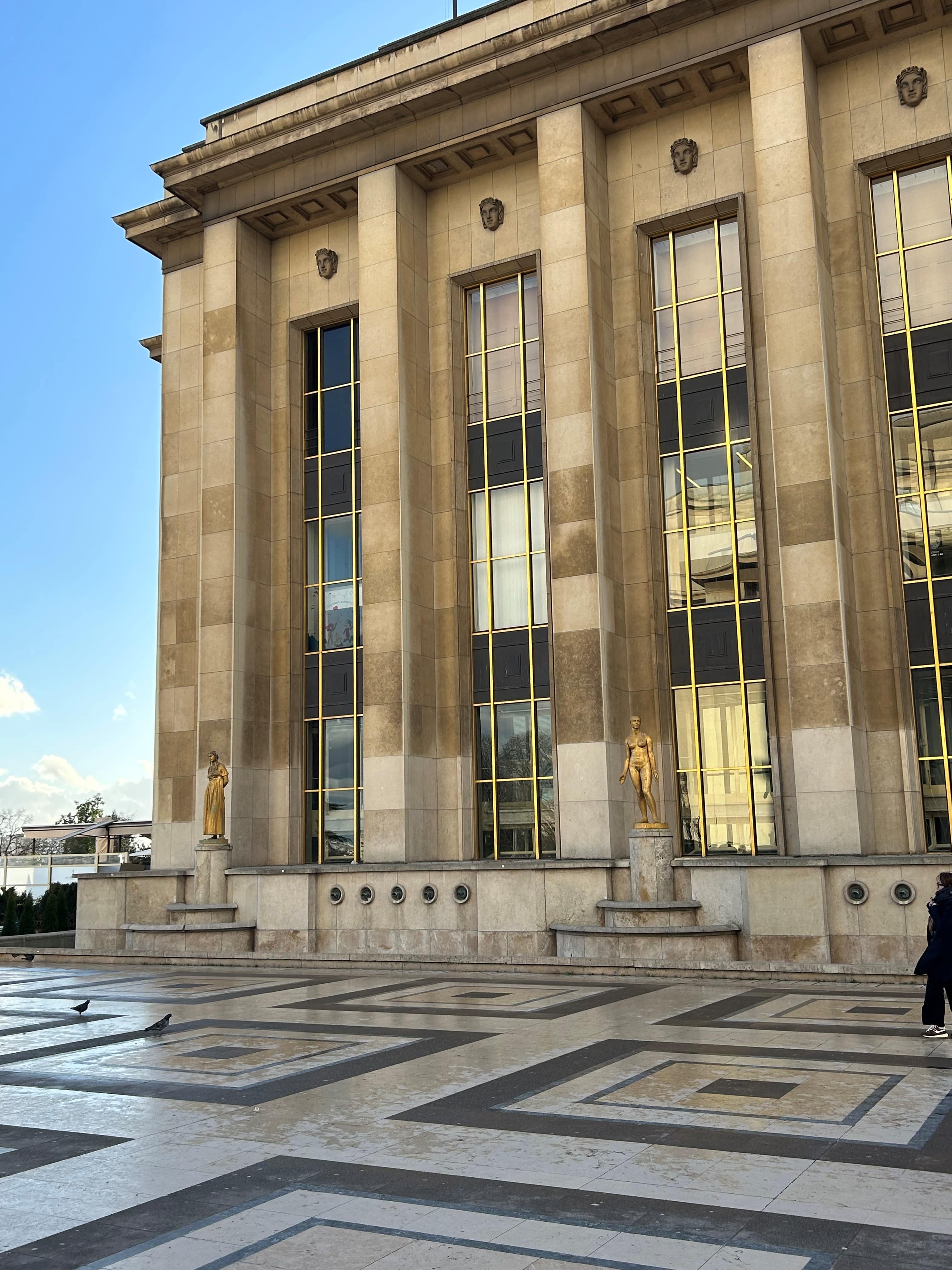 Il s'agit du Palais de Chaillot