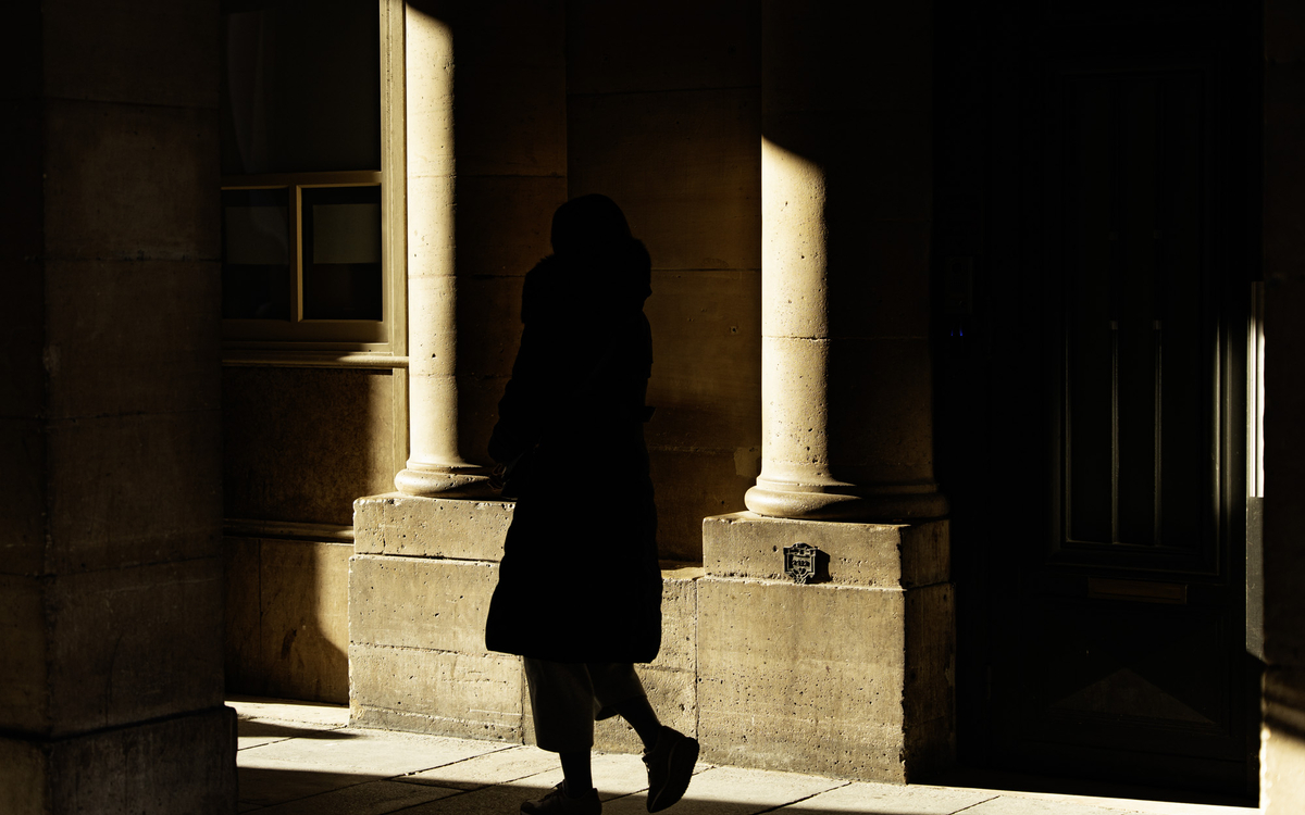 Une silhouette à contre jour dans le soleil d'hiver. 