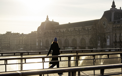 Une personne se promène sous le soleil d'hiver 