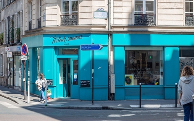 devanture d'un magasin bleu en coin de rue