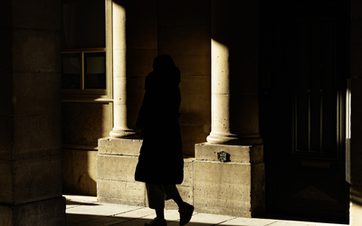 Une silhouette à contre jour dans le soleil d'hiver. 