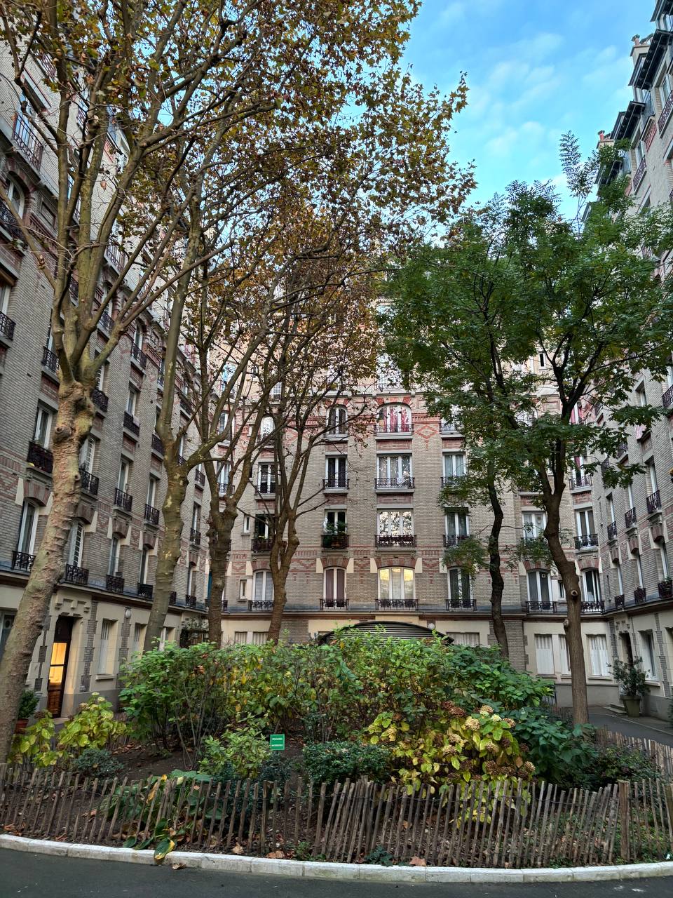 Photo de la cour intérieure de l'immeuble à l'angle des rue du Borrégo et du Télégraphe
