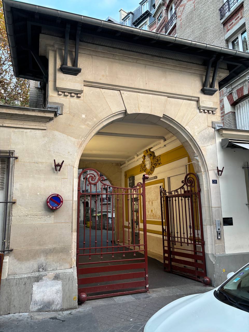 Photo de l'entrée rue du Télégraphe de l'immeuble à l'angle des rue du Borrégo et du Télégraphe