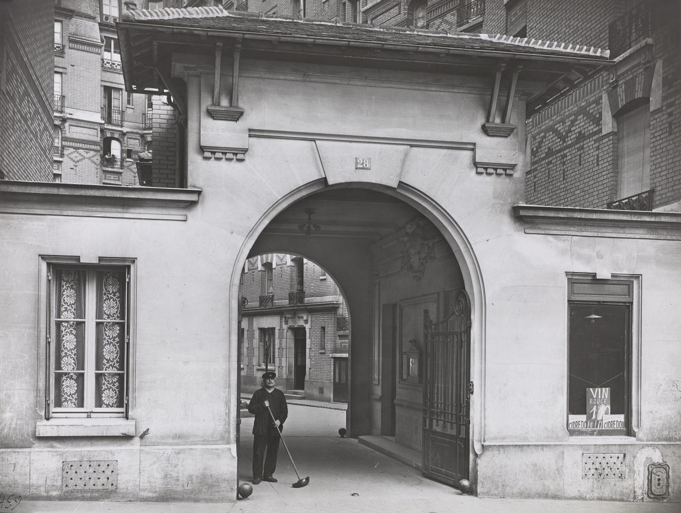 Photo de l'entrée de l'immeuble à l'angle des rue du Borrégo et du Télégraphe, vue début du 20e siècle