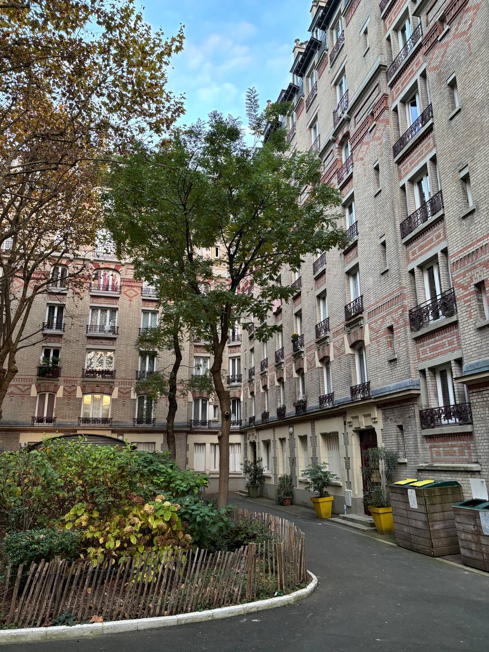 Photo de la cour intérieure de l'immeuble à l'angle des rue du Borrégo et du Télégraphe