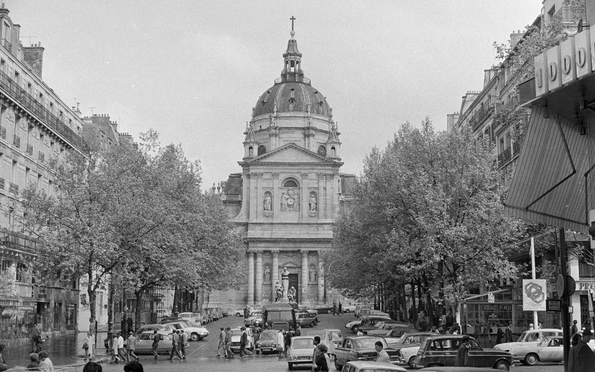 La police au quartier latin, Sorbonne, Place Saint-Michel. le 5 mai 1968. Bibliothèque historique de la Ville de Paris.