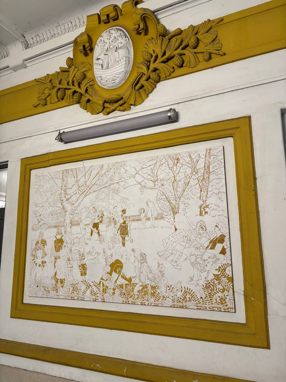 Photo de la peinture murale sous le grand portail d’entrée de l'immeuble à l'angle des rue du Borrégo et du Télégraphe