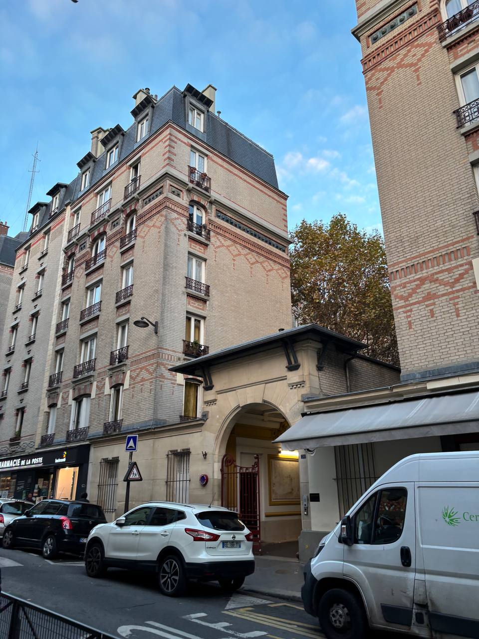 Photo de l'entrée rue du Télégraphe de l'immeuble à l'angle des rue du Borrégo et du Télégraphe