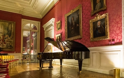 Piano au milieu de tableaux au Musée Jacquemart André