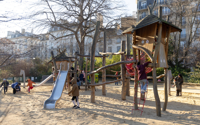 Enfants qui jouent au square