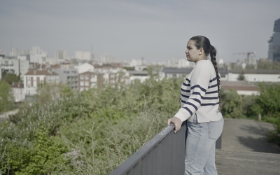 Une jeune fille qui regarde la vue