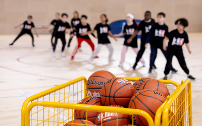 Des enfants en plein entrainement de basket NBA clinics avec l'école Championnet.