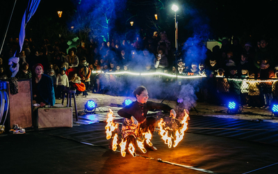 Jonglage avec du feu par la compagnie Fil de soie