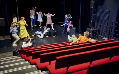 Personne faisant de l'impro déguisés sur scène